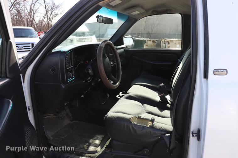 image for item EC9333 2001 Chevrolet Silverado 2500 pickup truck