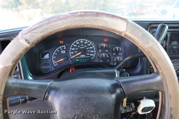 image for item EC9333 2001 Chevrolet Silverado 2500 pickup truck
