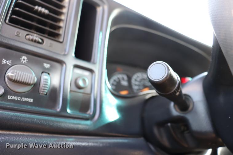 image for item EC9333 2001 Chevrolet Silverado 2500 pickup truck