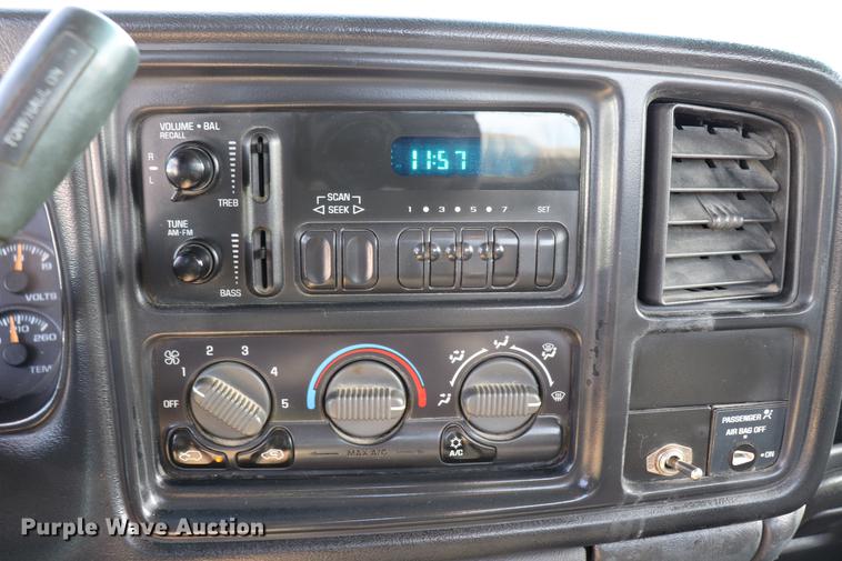 image for item EC9333 2001 Chevrolet Silverado 2500 pickup truck