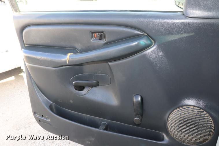 image for item EC9333 2001 Chevrolet Silverado 2500 pickup truck