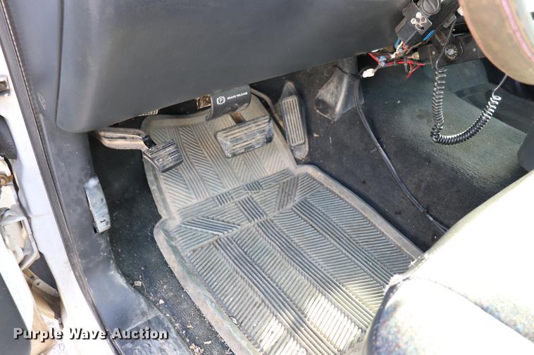 image for item EC9333 2001 Chevrolet Silverado 2500 pickup truck