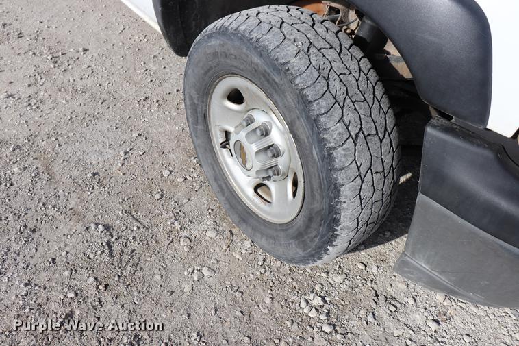 image for item EC9333 2001 Chevrolet Silverado 2500 pickup truck