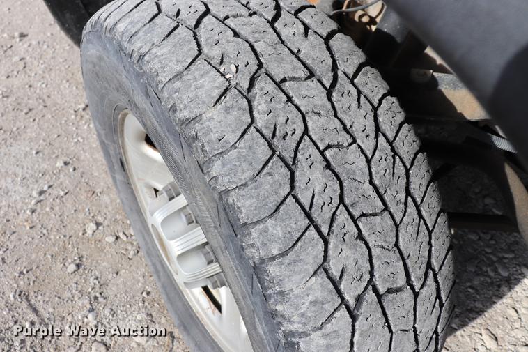 image for item EC9333 2001 Chevrolet Silverado 2500 pickup truck