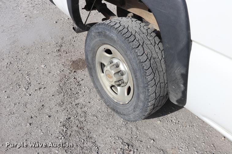 image for item EC9333 2001 Chevrolet Silverado 2500 pickup truck