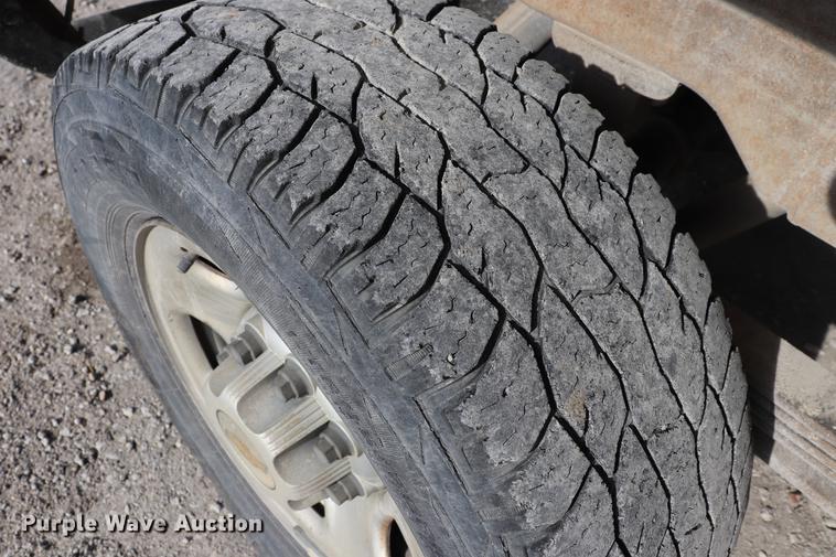 image for item EC9333 2001 Chevrolet Silverado 2500 pickup truck