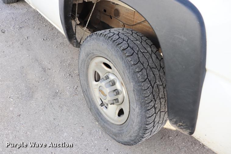 image for item EC9333 2001 Chevrolet Silverado 2500 pickup truck