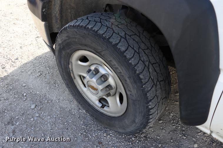 image for item EC9333 2001 Chevrolet Silverado 2500 pickup truck