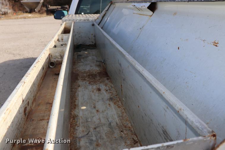 image for item EC9333 2001 Chevrolet Silverado 2500 pickup truck