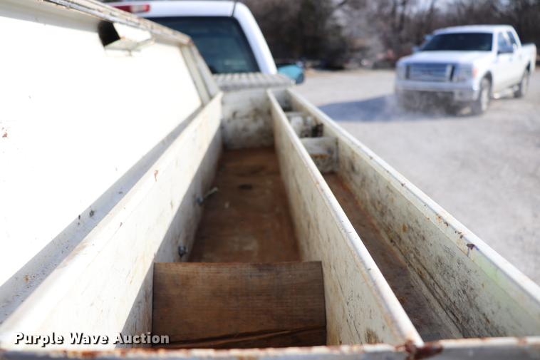 image for item EC9333 2001 Chevrolet Silverado 2500 pickup truck