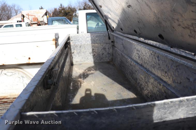 image for item EC9333 2001 Chevrolet Silverado 2500 pickup truck