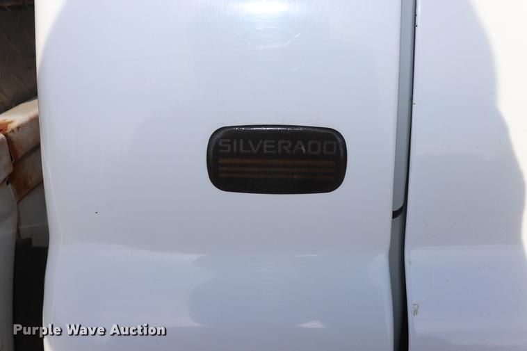 image for item EC9333 2001 Chevrolet Silverado 2500 pickup truck