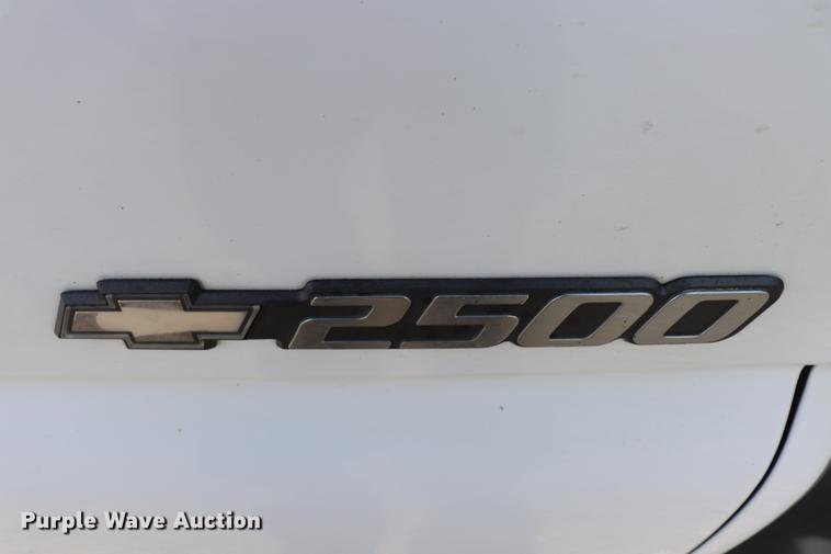 image for item EC9333 2001 Chevrolet Silverado 2500 pickup truck