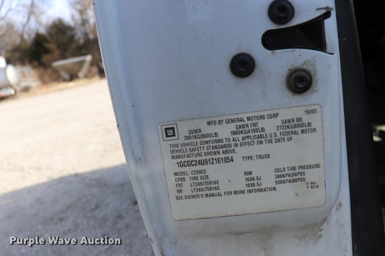 image for item EC9333 2001 Chevrolet Silverado 2500 pickup truck