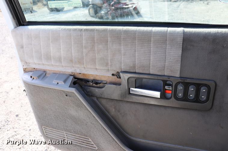 image for item EC9334 1994 Chevrolet Silverado 1500 pickup truck