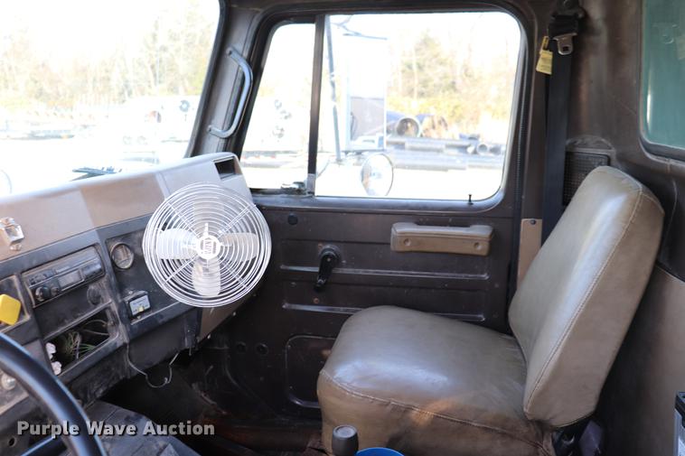 image for item EC9342 1991 International 4900 dump truck