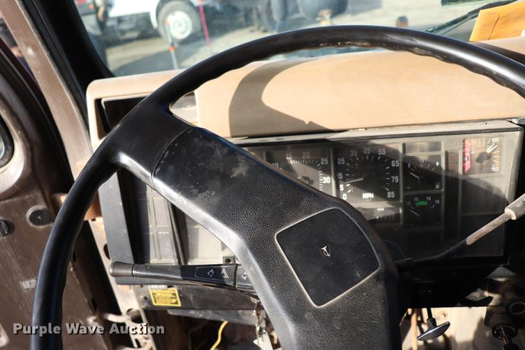 image for item EC9342 1991 International 4900 dump truck