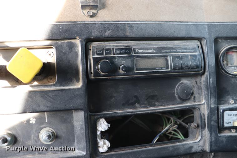 image for item EC9342 1991 International 4900 dump truck