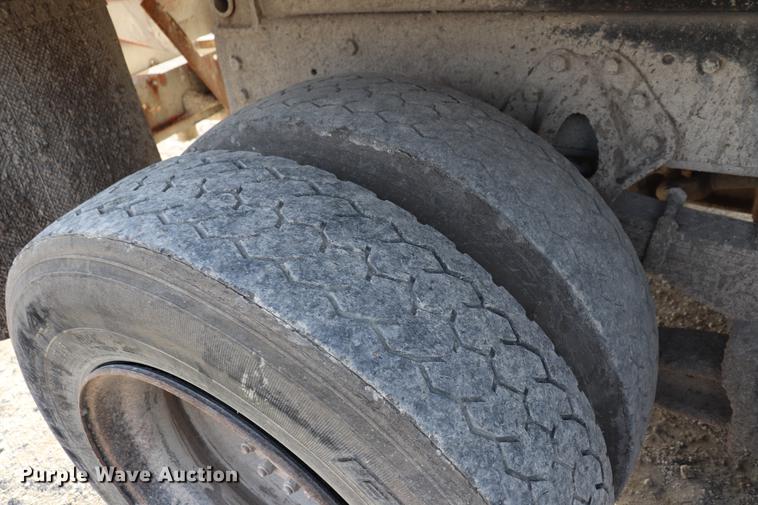 image for item EC9342 1991 International 4900 dump truck