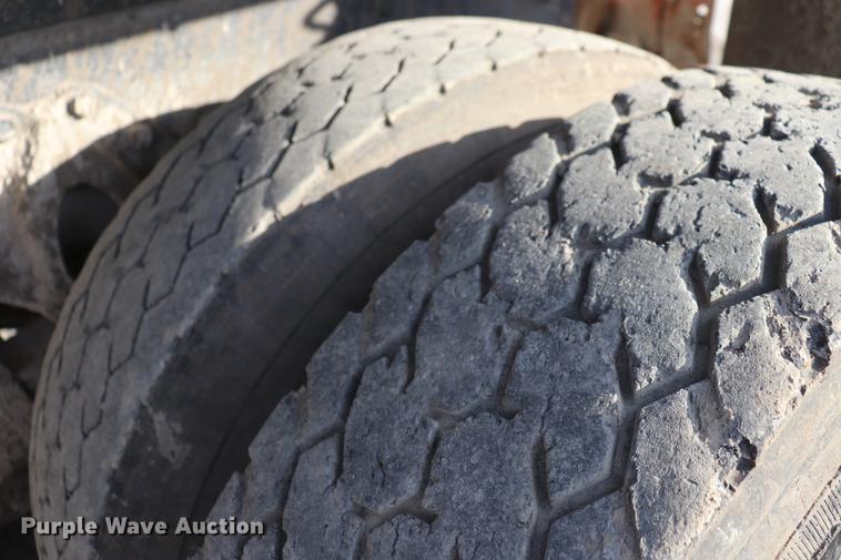 image for item EC9342 1991 International 4900 dump truck