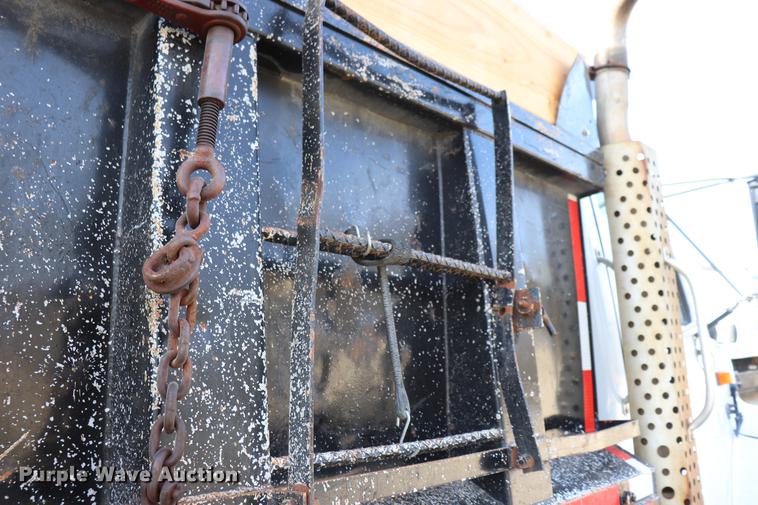 image for item EC9342 1991 International 4900 dump truck