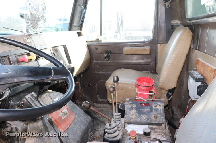 image for item EC9345 1991 International 4900 dump truck