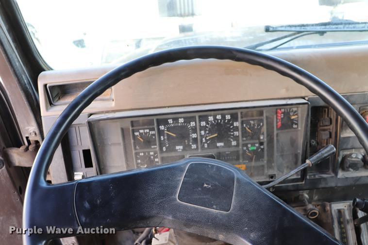 image for item EC9345 1991 International 4900 dump truck