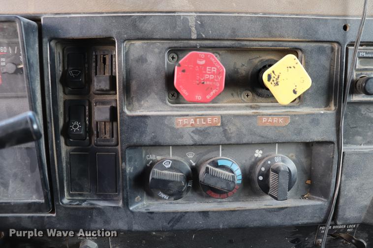 image for item EC9345 1991 International 4900 dump truck