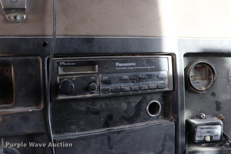 image for item EC9345 1991 International 4900 dump truck