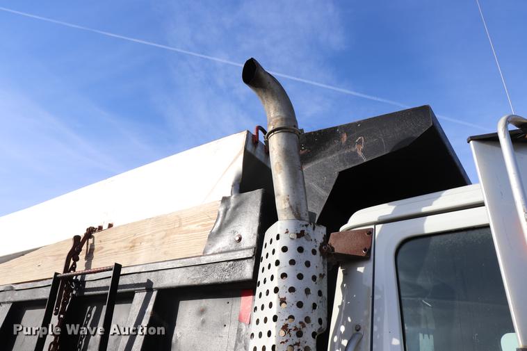 image for item EC9345 1991 International 4900 dump truck