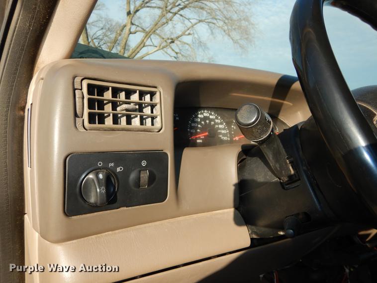 image for item J5514 2004 Ford F250 XLT Super Duty pickup truck