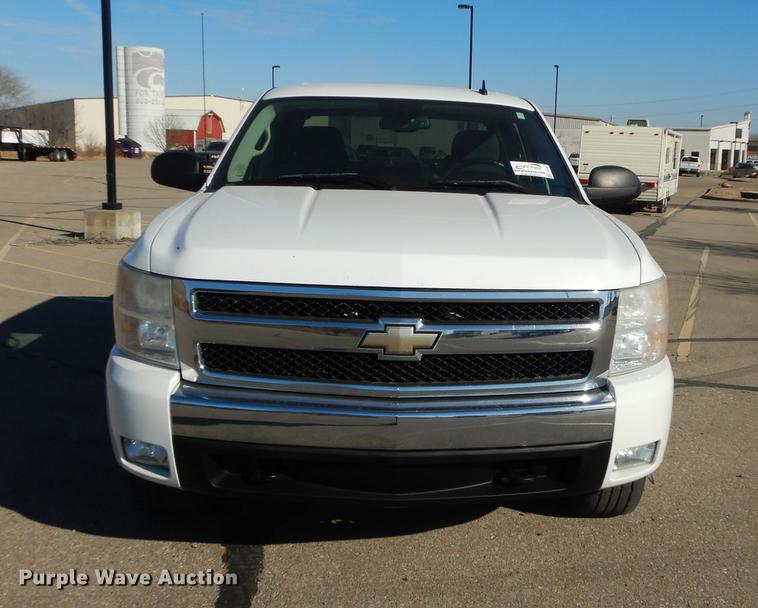 image for item J5546 2007 Chevrolet Silverado 1500 Z71 Crew Cab pickup truck