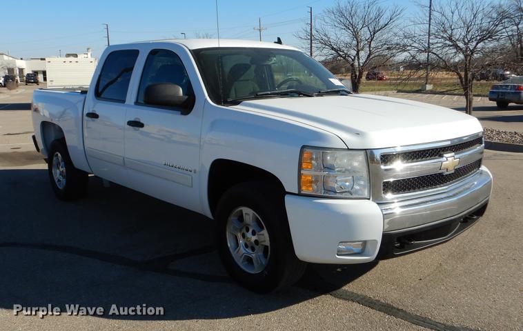 image for item J5546 2007 Chevrolet Silverado 1500 Z71 Crew Cab pickup truck