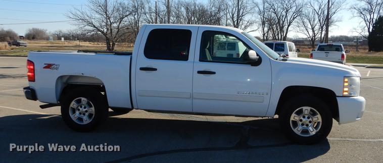 image for item J5546 2007 Chevrolet Silverado 1500 Z71 Crew Cab pickup truck