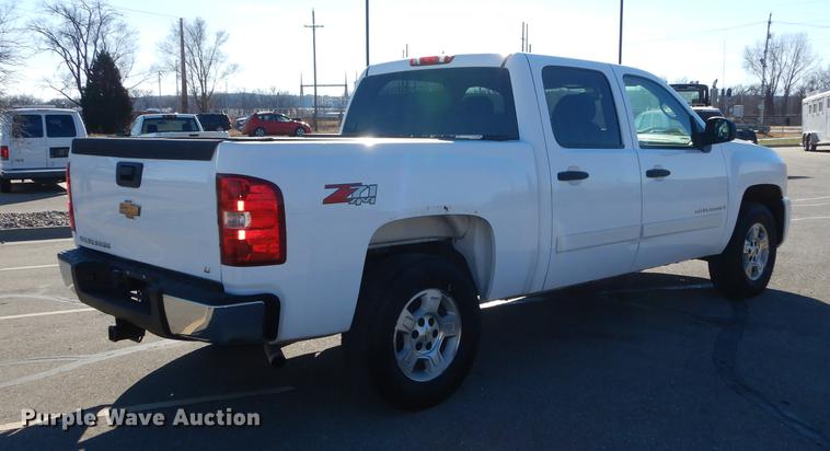 image for item J5546 2007 Chevrolet Silverado 1500 Z71 Crew Cab pickup truck