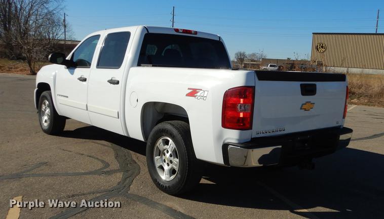 image for item J5546 2007 Chevrolet Silverado 1500 Z71 Crew Cab pickup truck