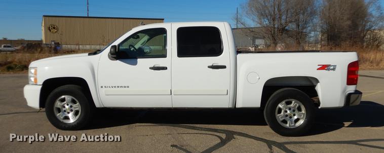 image for item J5546 2007 Chevrolet Silverado 1500 Z71 Crew Cab pickup truck