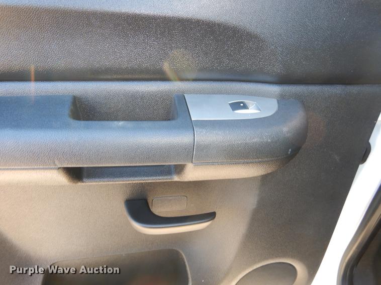 image for item J5546 2007 Chevrolet Silverado 1500 Z71 Crew Cab pickup truck