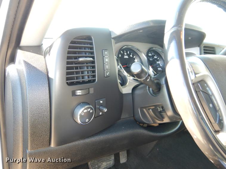 image for item J5546 2007 Chevrolet Silverado 1500 Z71 Crew Cab pickup truck