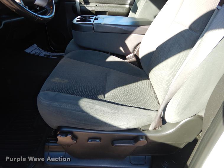 image for item J5546 2007 Chevrolet Silverado 1500 Z71 Crew Cab pickup truck