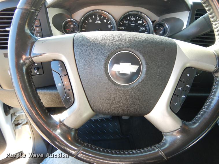 image for item J5546 2007 Chevrolet Silverado 1500 Z71 Crew Cab pickup truck