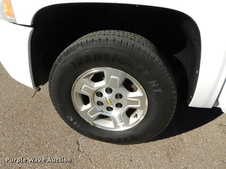 image for item J5546 2007 Chevrolet Silverado 1500 Z71 Crew Cab pickup truck