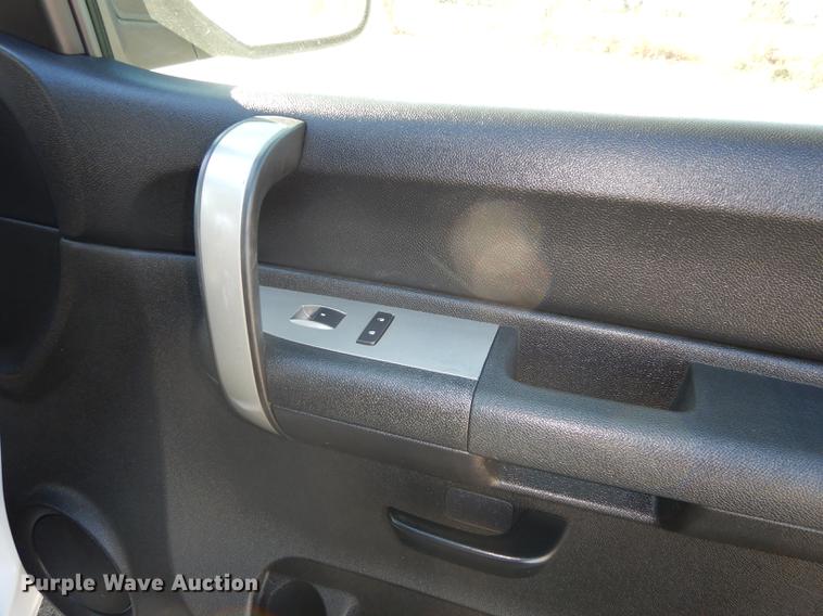 image for item J5546 2007 Chevrolet Silverado 1500 Z71 Crew Cab pickup truck