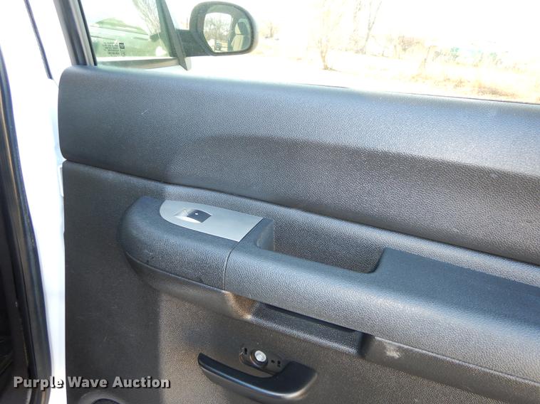 image for item J5546 2007 Chevrolet Silverado 1500 Z71 Crew Cab pickup truck