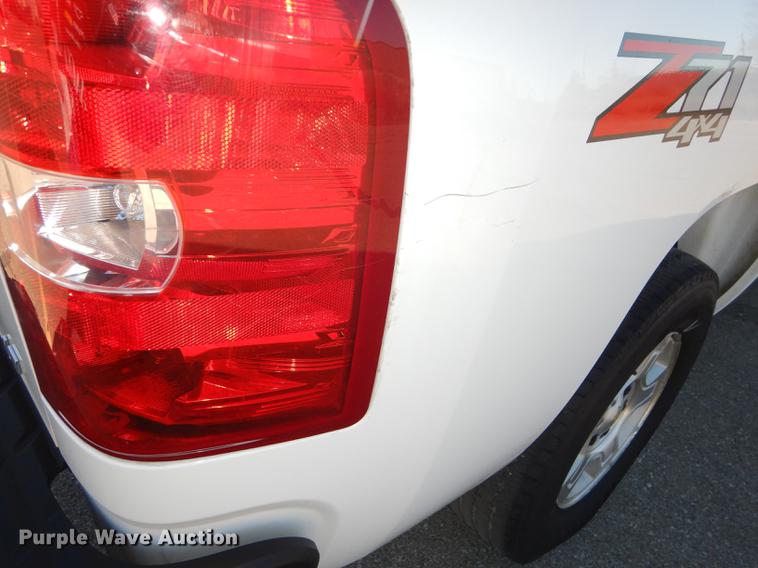 image for item J5546 2007 Chevrolet Silverado 1500 Z71 Crew Cab pickup truck