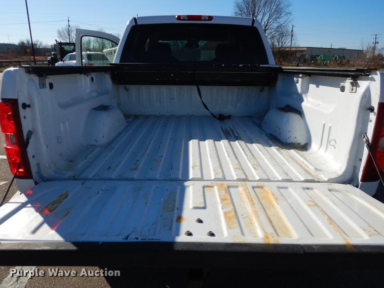 image for item J5546 2007 Chevrolet Silverado 1500 Z71 Crew Cab pickup truck