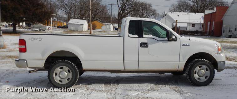 image for item J5548 2004 Ford F150 XL pickup truck