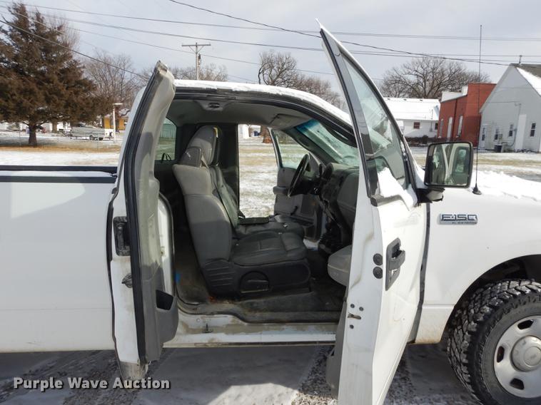 image for item J5548 2004 Ford F150 XL pickup truck