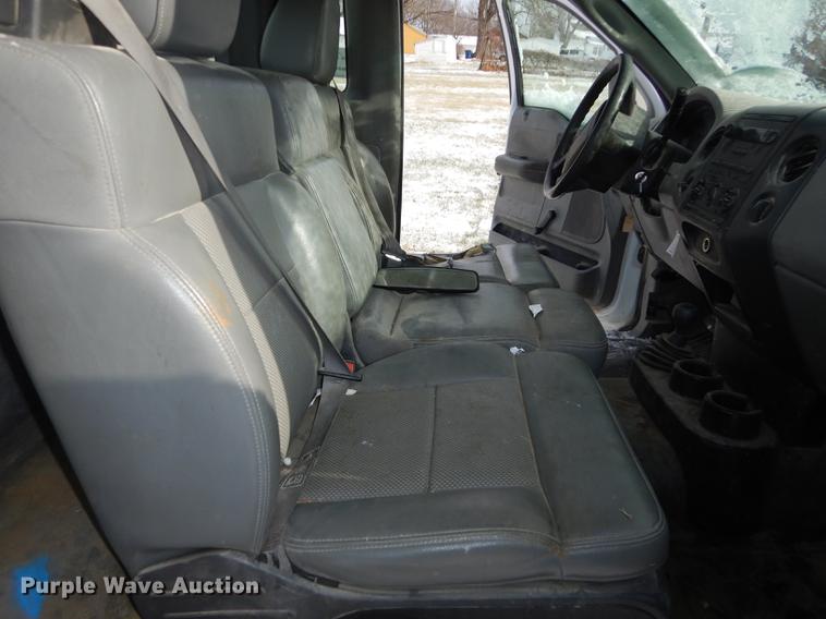 image for item J5548 2004 Ford F150 XL pickup truck