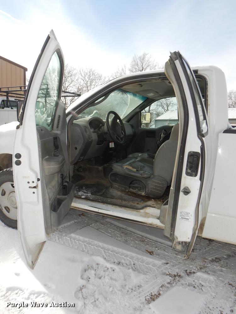 image for item J5548 2004 Ford F150 XL pickup truck